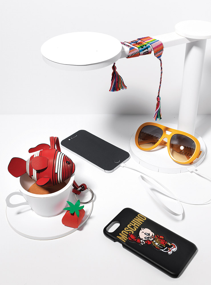 프린지 디테일의 브레이슬렛은 가격 미정, Dior. 옐로 컬러 선글라스로 단조로운 룩에 활기를 불어넣을 것. 45만원, Tod’s. 캐릭터 자수로 위트를 더한 폰 케이스는 53만원, Moschino. 물고기를 형상화한 위트 넘치는 키 링은 54만5천원, Tod’s.