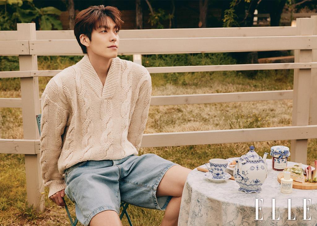 니트와 데님 쇼츠는 모두 Acne Studios by 10 Corso Como Seoul.