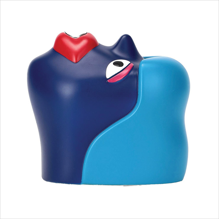 초를 꽂으면 더욱 시크한 마네킹 얼굴로 변신하는 캔들 스틱은 36만원대, Normann Copenhagen by Yoox.