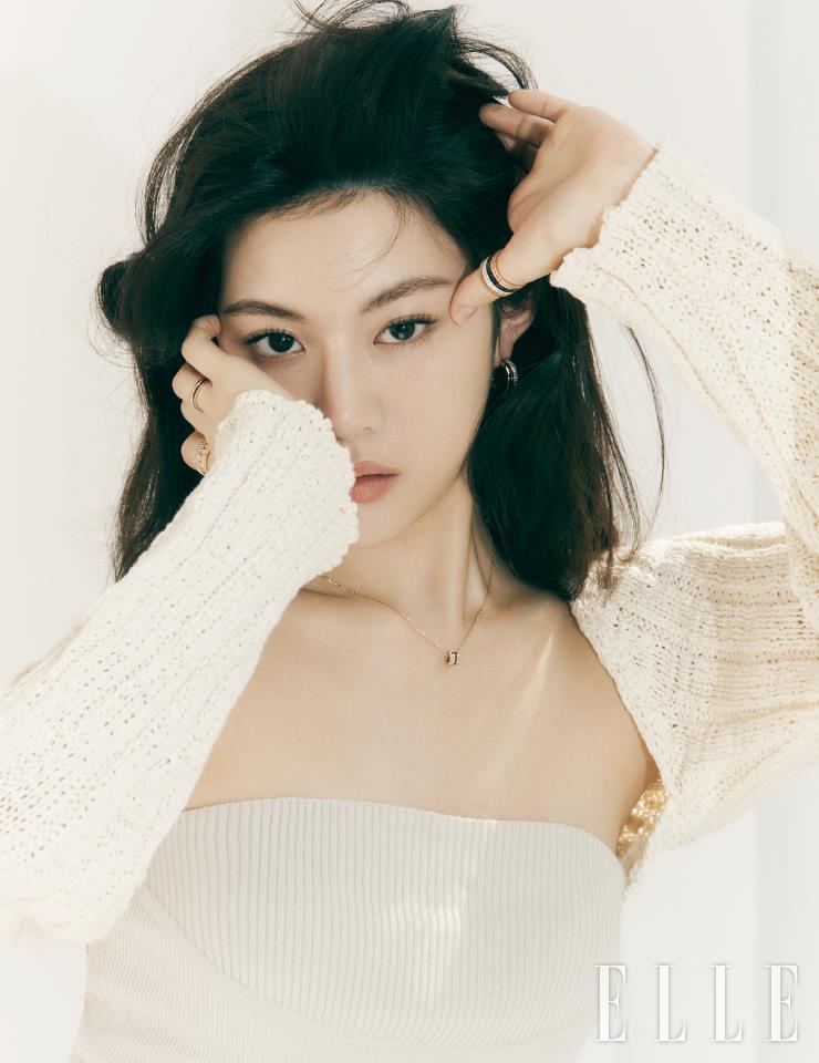콰트로 클래식 후프 이어링, 콰트로 클래식 XS펜던트 네크리스, 오른손 약지의 콰트로 클래식 웨딩 밴드, 검지의 콰트로 레디언트 핑크골드 다이아몬드 라지 링, 왼손 엄지의 콰트로 클래식 다이아몬드 라지 링은 모두 Boucheron. 니트 탱크톱과 볼레로, 데님 팬츠는 모두 Theopen Product.
