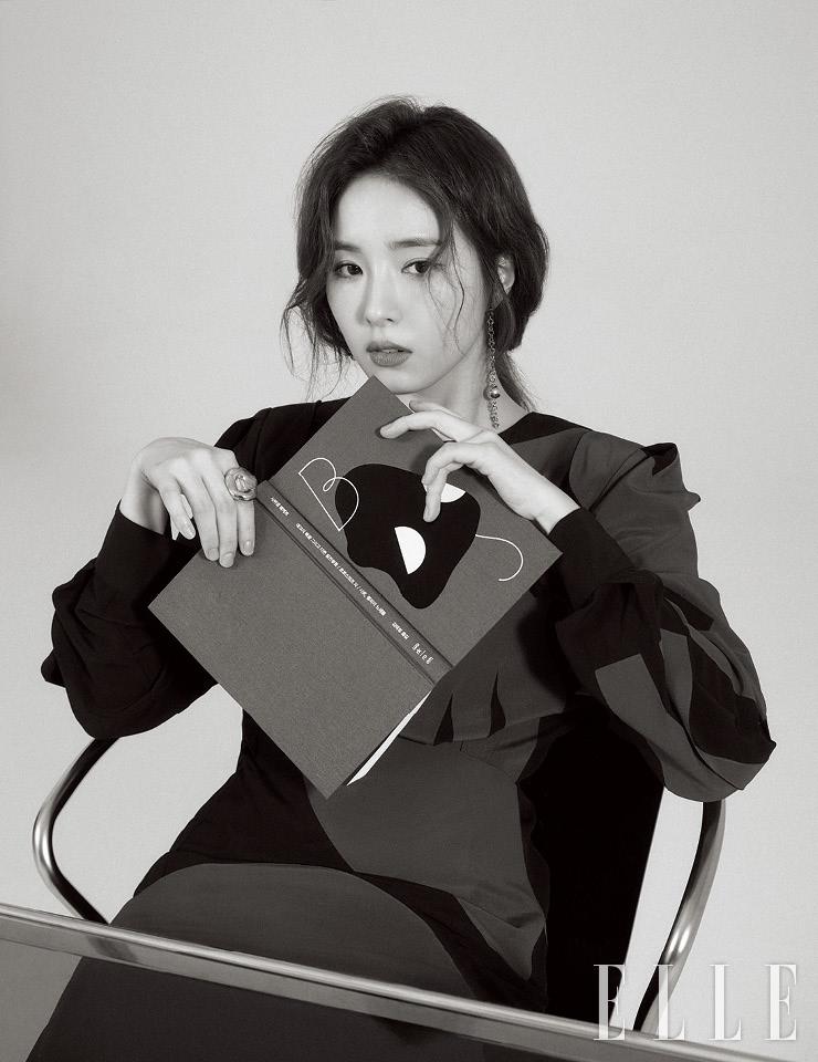 드레스와 검지에 낀 골드 링은 모두 Givenchy. 이어링은 Numbering.