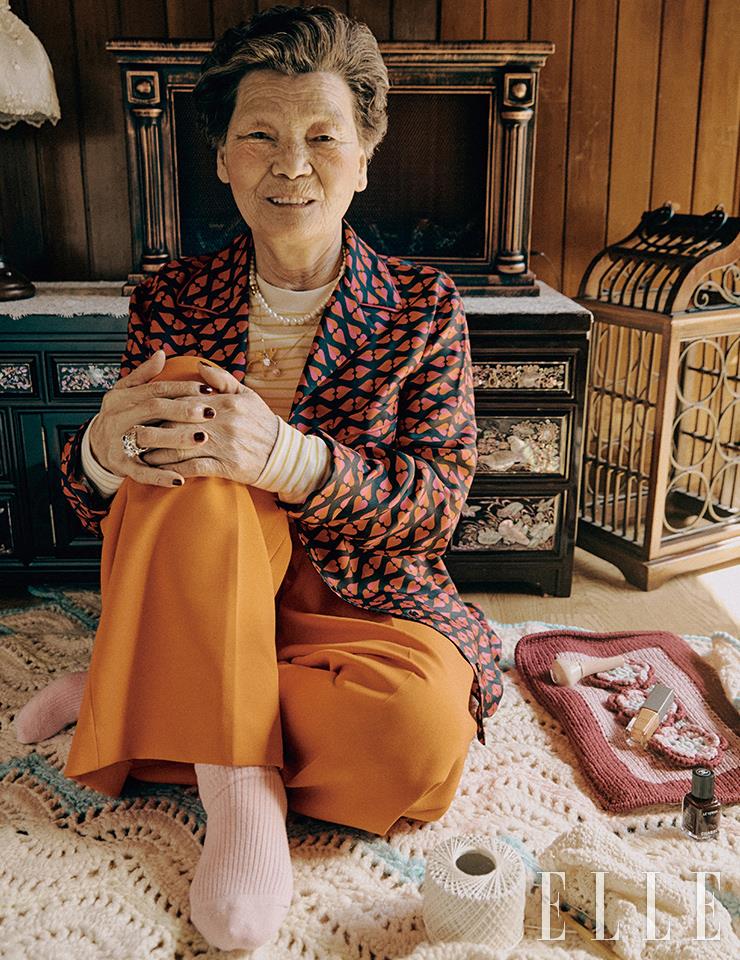 장정순 할머니가 입은 하트 셰이프 셔츠는 Weekend Maxmara. 안에 입은 티셔츠는 COS. 주황색 팬츠와 목걸이, 양말은 모두 스타일리스트 소장품. 반지는 Big Hug Club.