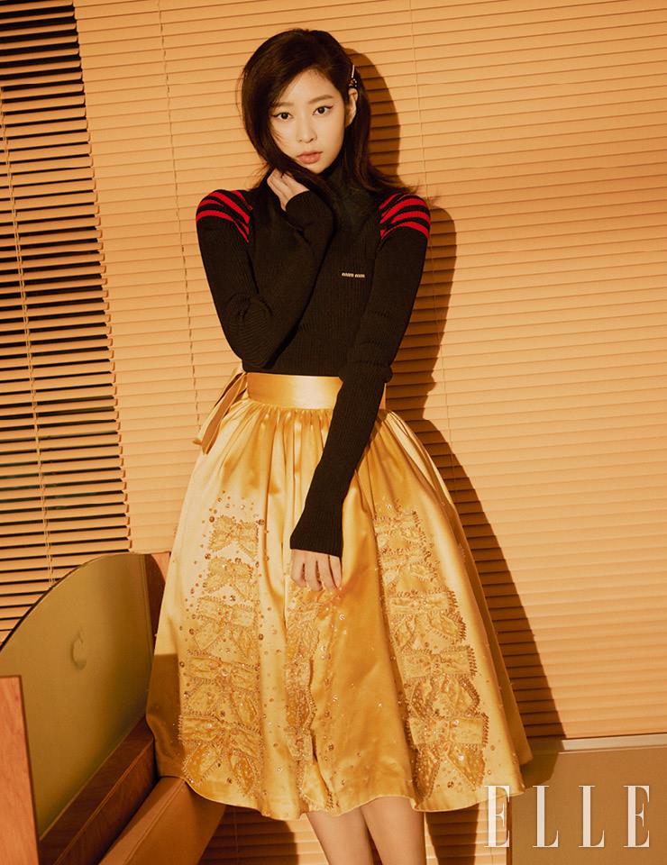 스트라이프 포인트의 블랙 터틀넥과 리본 장식의 옐로 스커트, 헤어핀은 모두 Miu Miu.