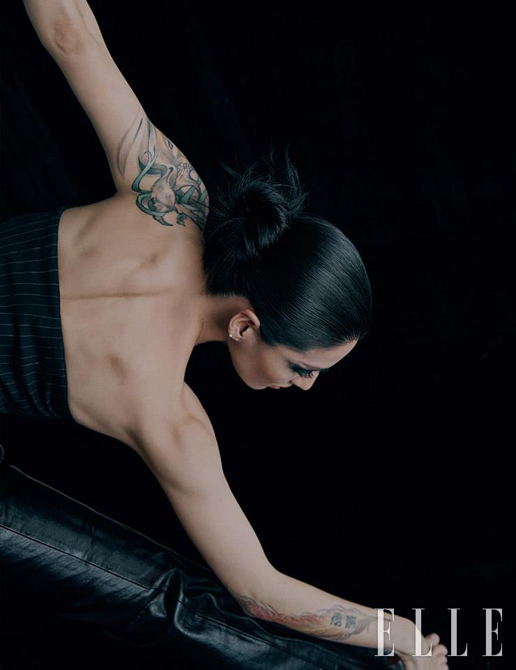  블랙 튜브 톱은 H&M, 에나멜 팬츠는 Sugi, 슈즈는 Christian Louboutin.