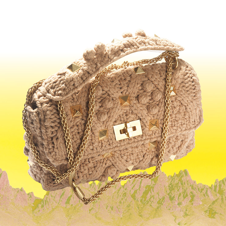 벌키한 니트와 스터드 장식의 숄더백은 3백90만원, Valentino Garavani.