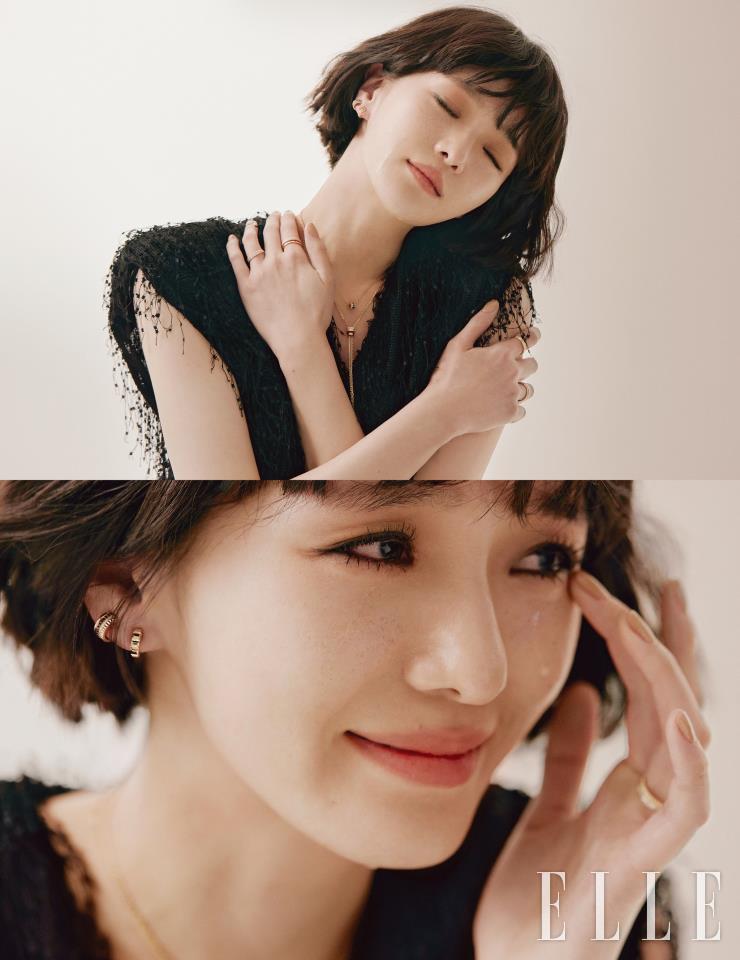 콰트로 클래식 스몰 이어 클립과 옐로골드 클루 드 파리 싱글 클립 이어링, 콰트로 클래식 XS 펜던트 네크리스와 콰트로 클래식 레드 타이 네크리스, 왼손 검지에 낀 콰트로 레드 다이아몬드 스몰 링과 약지에 낀 콰트로 레디언트 옐로골드 웨딩 밴드 링, 오른손 검지에 낀 더블 고드롱 웨딩 밴드 링과 약지에 낀 콰트로 레드 스몰 링은 모두 Boucheron.