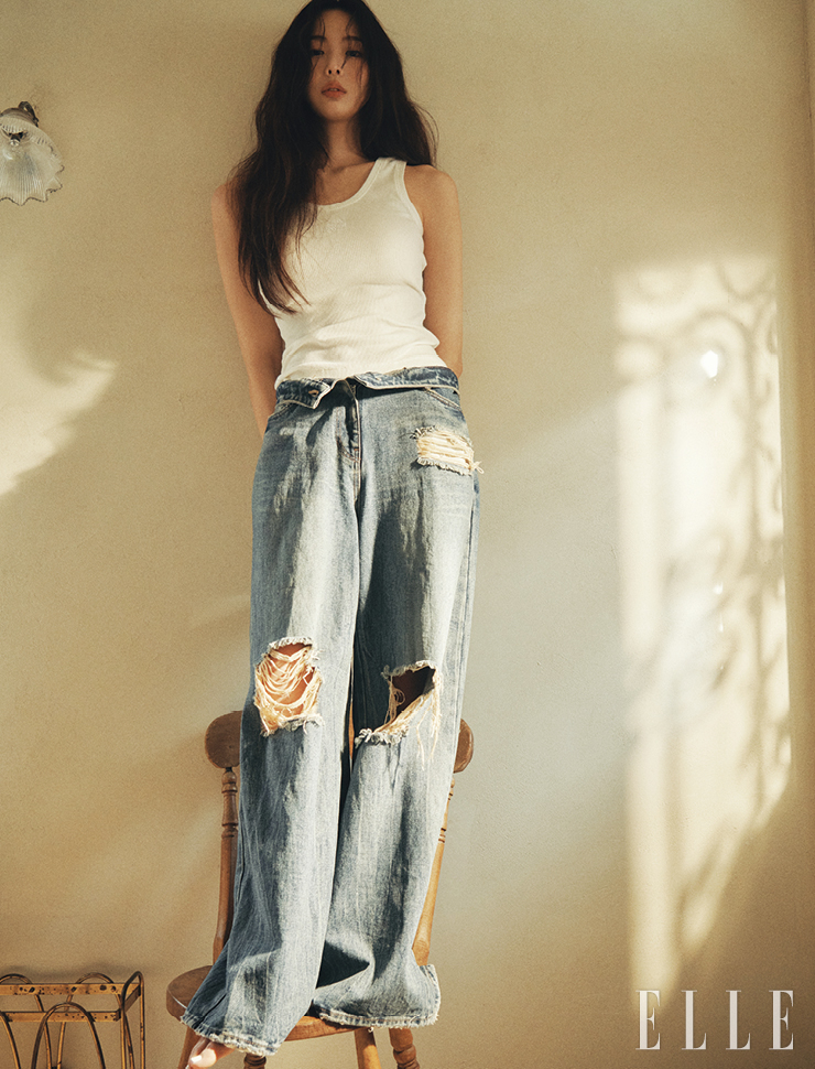  슬리브리스 톱은 Loewe. 데님 팬츠는 Juun. J.