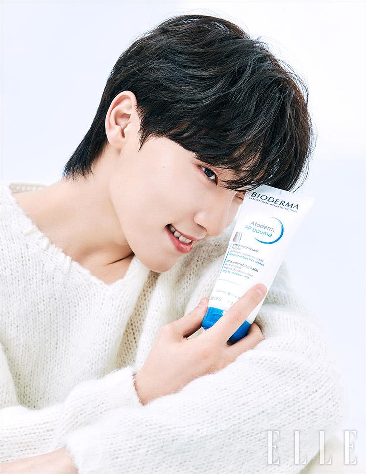 화이트 니트 스웨터는 Matin Kim. 화이트 팬츠는 Voiebit.