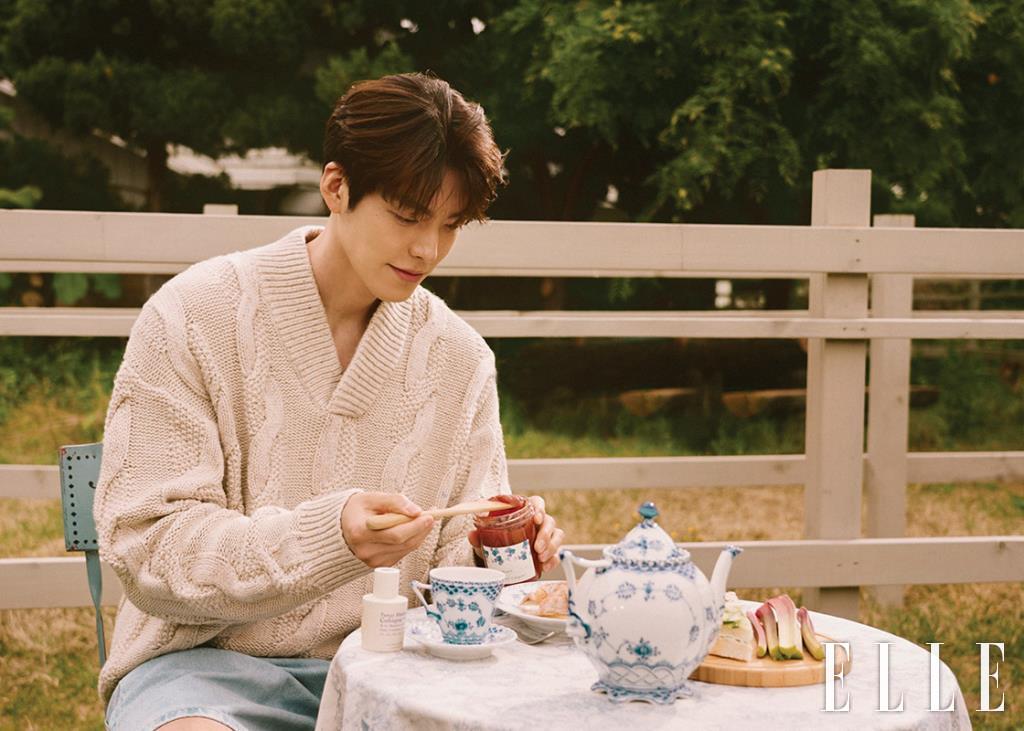 니트와 데님 쇼츠는 모두 Acne Studios by 10 Corso Como Seoul.