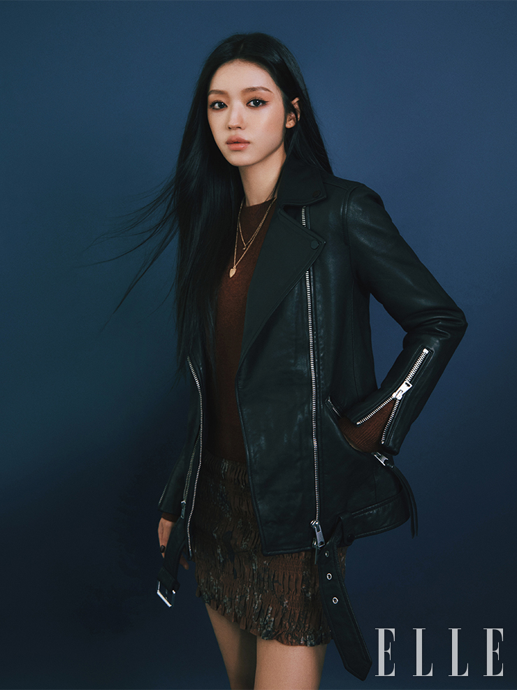 카이라 바이커 재킷은 85만원대, 비카 보일드 니트는 32만원, 프리아비올라 원피스는 42만원대, 마르시아 참 네크리스는 8만원대, 모두 AllSaints.