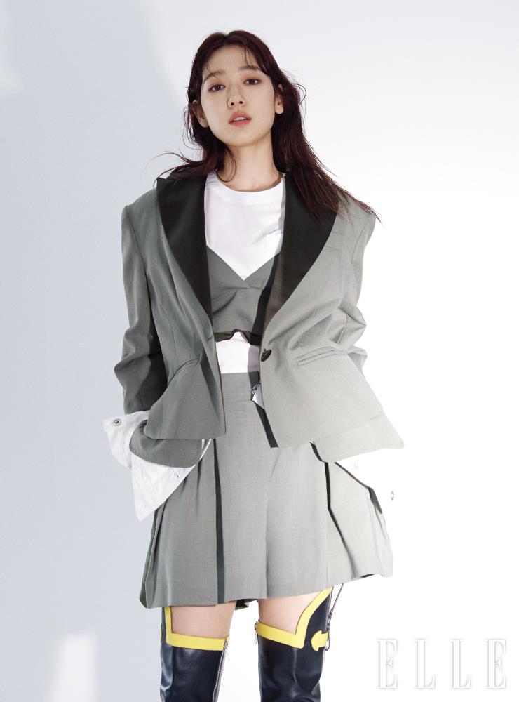 블라우스와 브라톱, 아우터웨어, 쇼츠, 사이하이 부츠, 헤어 액세서리는 모두 Sacai.