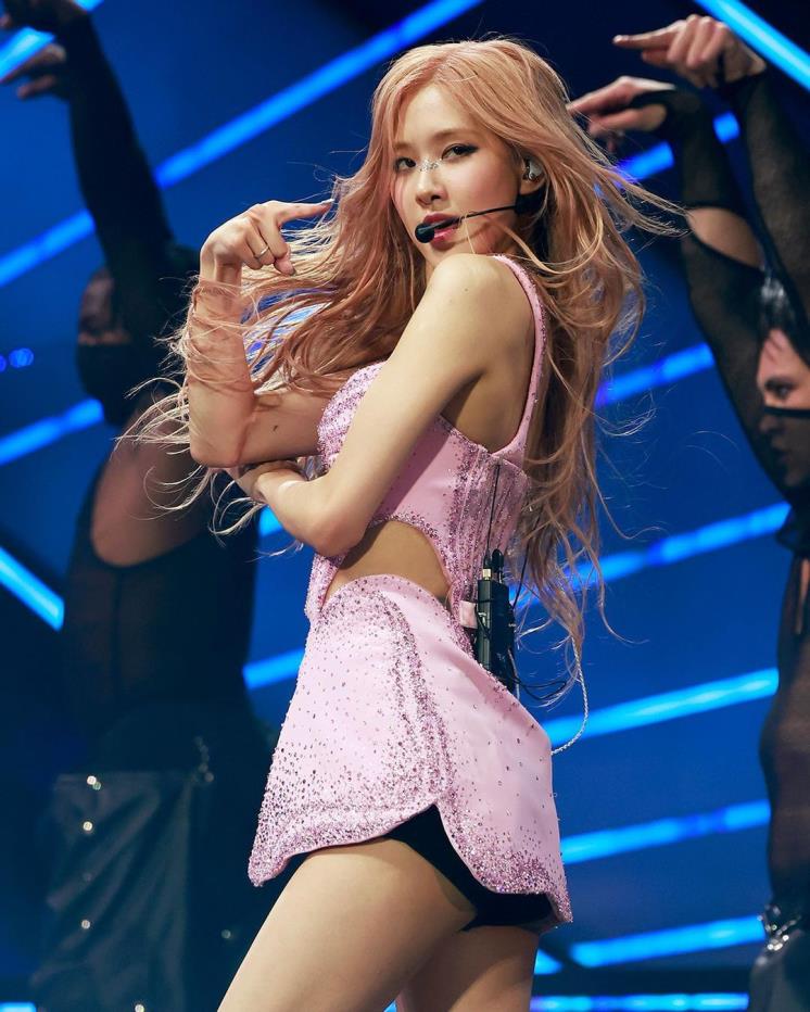 블랙 핑크 역시 2023 코첼라 무대에서 특별 제작한 뮈글러의 의상을 입고 무대를 누볐습니다.