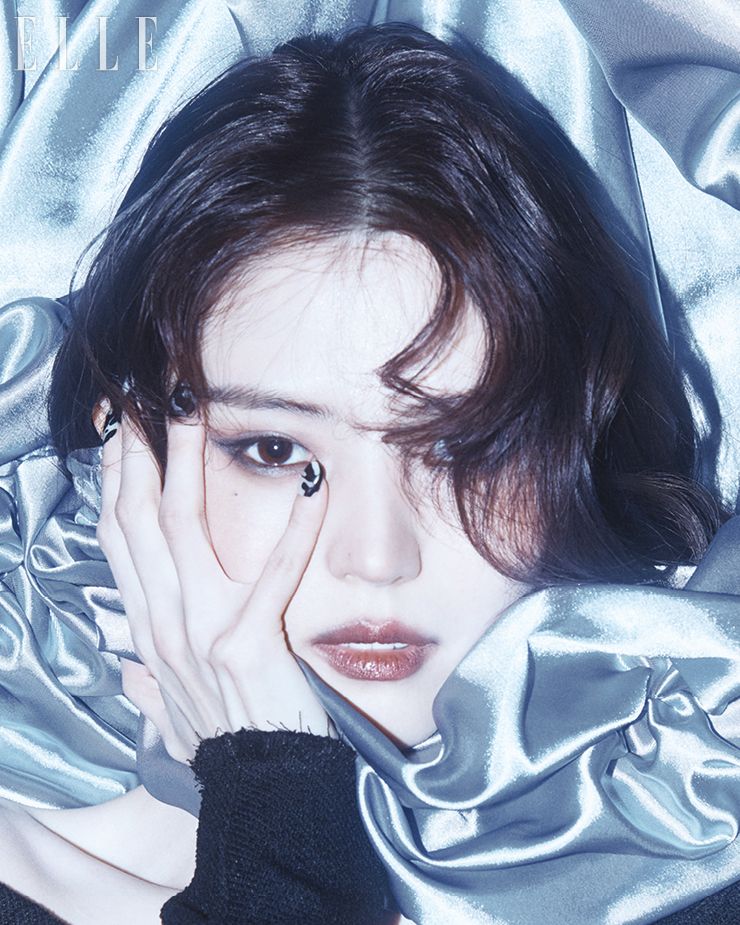 롱 슬리브 드레스는 Dior.