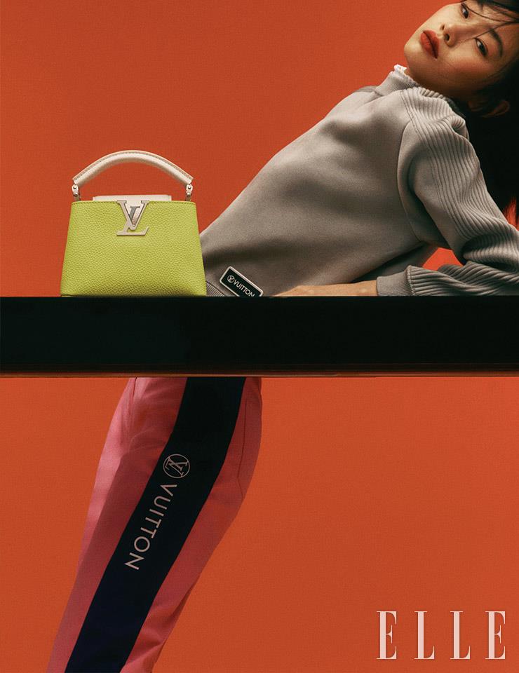 애시드 컬러의 ‘카퓌신 미니’ 백, 네크라인에 프릴이 장식된 니트 풀오버와 옆선의 컬러 라인이 돋보이는 하이웨이스트 진은 모두 Louis Vuitton.