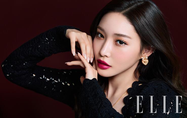 블랙 크로셰 드레스, 디보션 이어링, 네크리스는 모두 DOLCE&GABBANA. 