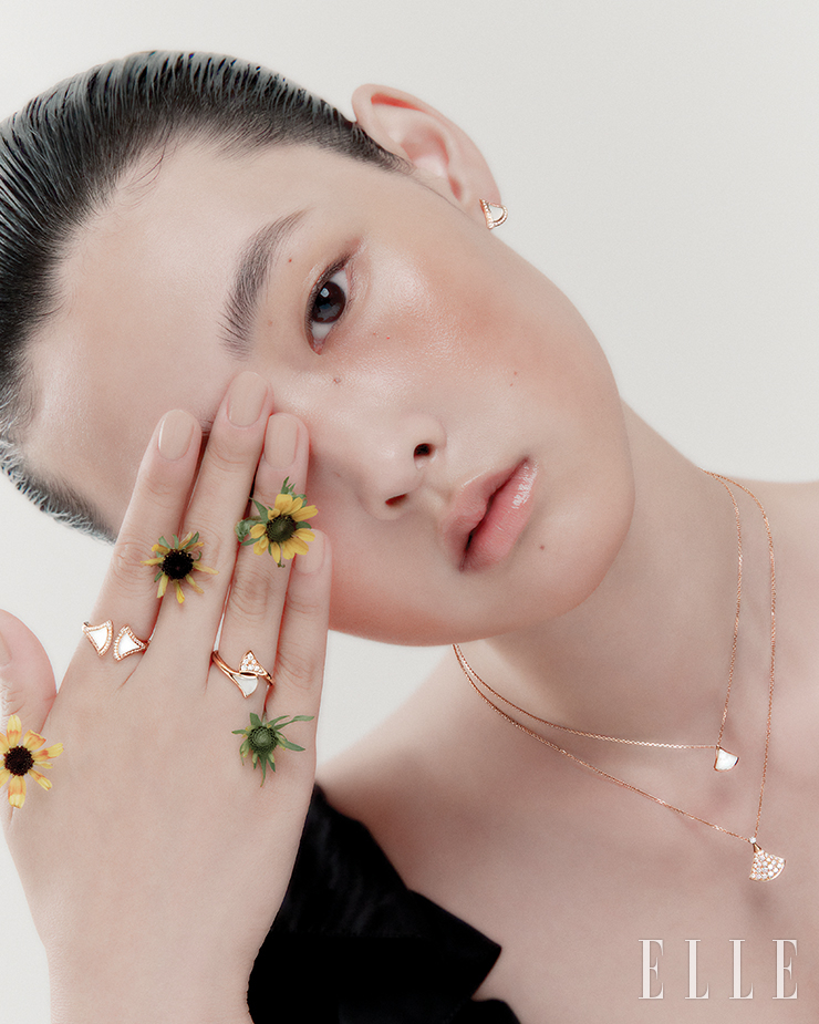 드레스는 Alessandra Rich by Boontheshop.