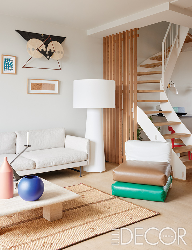 휘게 하우스답게 편안한 거실. 플로어 램프는 Studio X. 소파는 Fredericia Furniture. 라운지 체어는 Muller Van Severen. 러그는 Made by Hand.