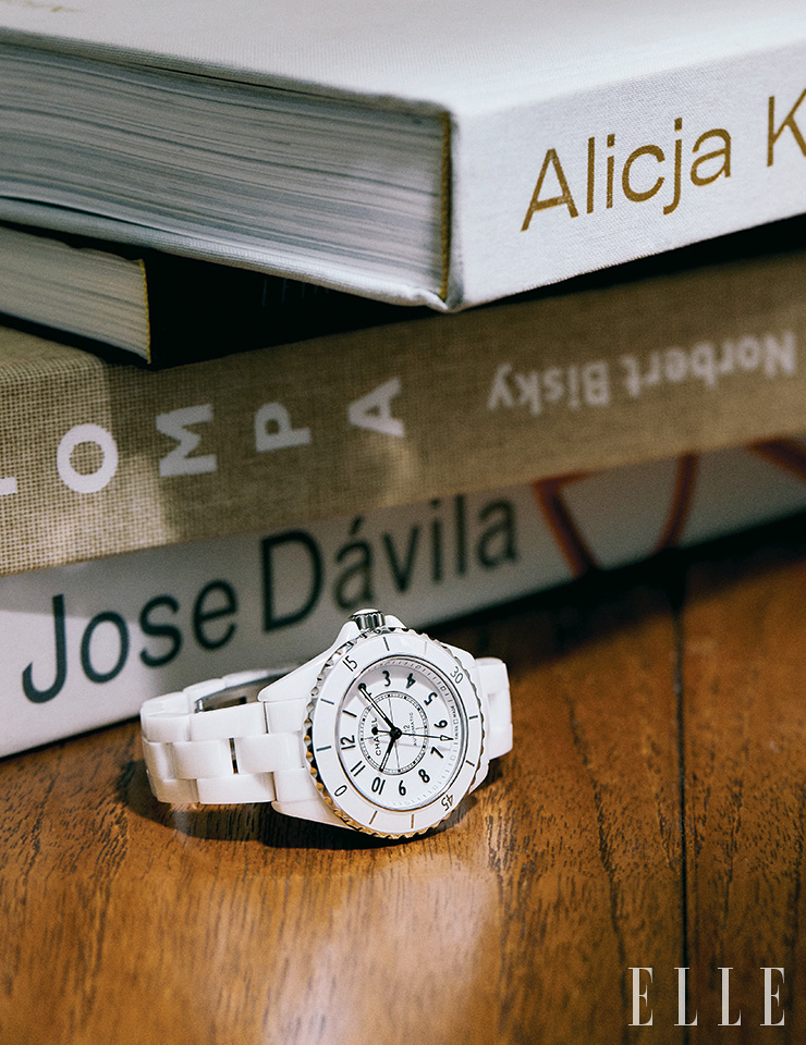 오토매틱 무브먼트를 탑재한 33mm J12 워치 칼리버 12.2는 Chanel Watches.