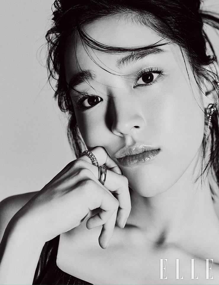 이어 커프 형태의 이어링과 레이어드한 링은 모두 Ille Lan.