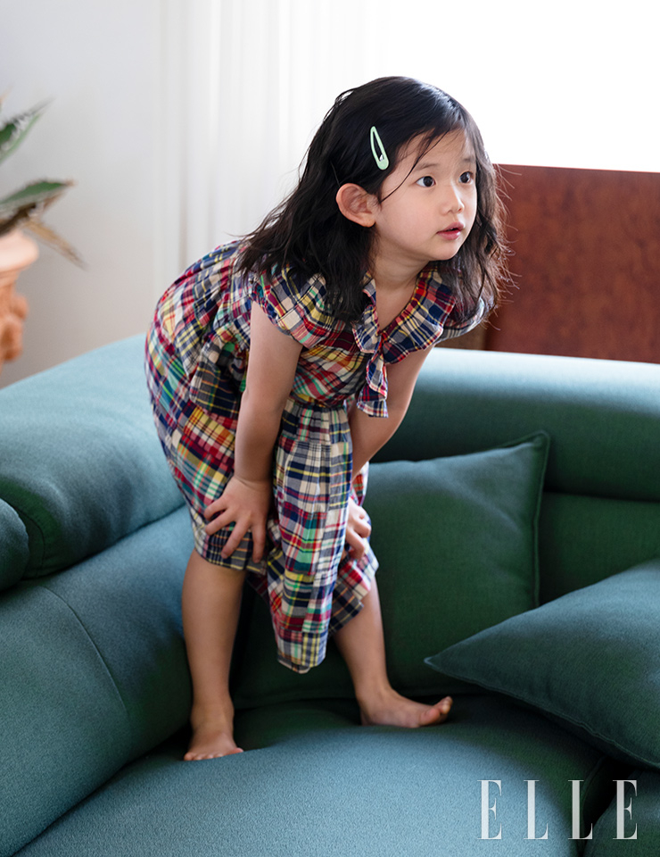 패치워크 디테일을 살린 러플 장식의 마드라스 랩 드레스는  Polo Ralph Lauren Children.