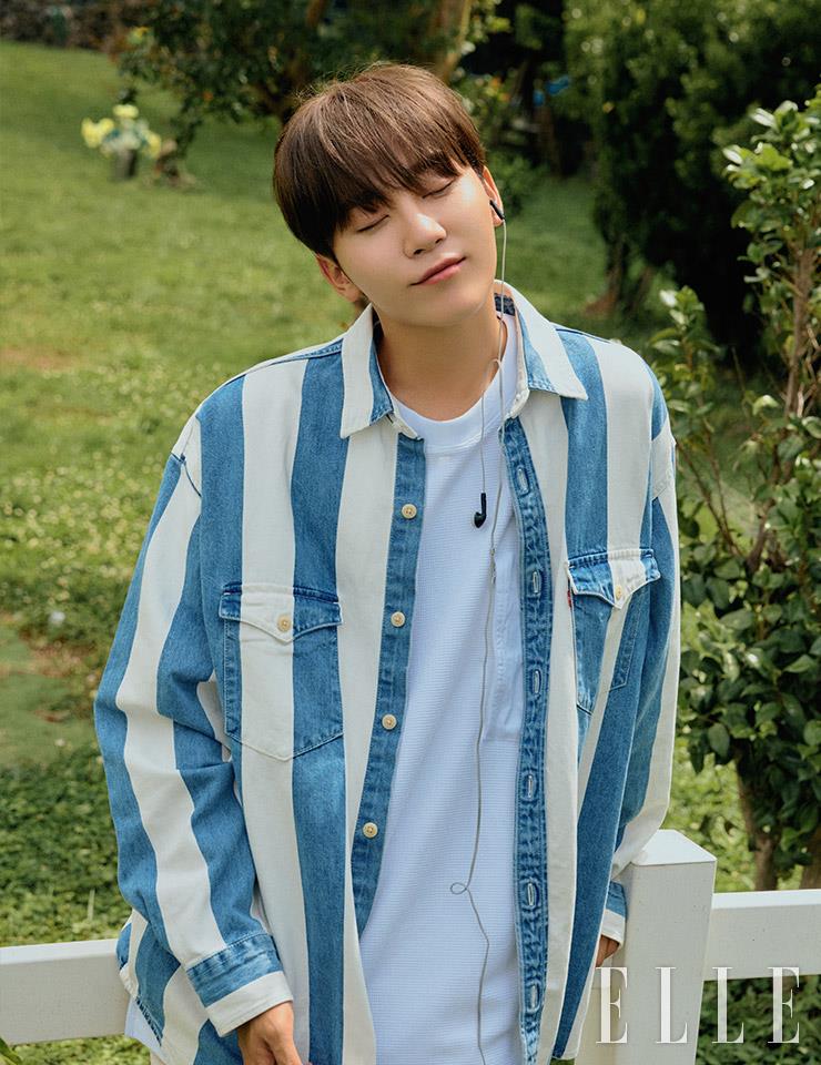 스트라이프 데님 셔츠는 Levi’s. 화이트 티셔츠는 TOMMY JEANS.