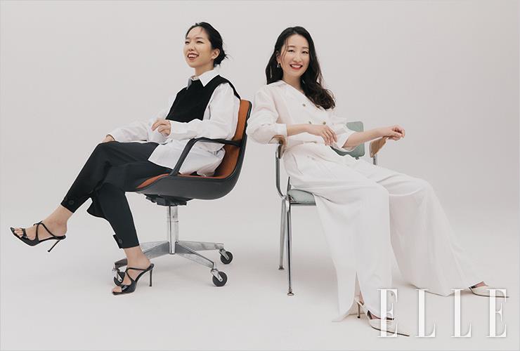 이경진이 입은 셔츠와 베스트, 팬츠는 모두 Salvatore Ferragamo. 슈즈는 Jimmy Choo. 전현지가 입은 블라우스는 Vivienne Westwood. 팬츠는 스타일리스트 소장품. 슈즈는 Jimmy Choo.