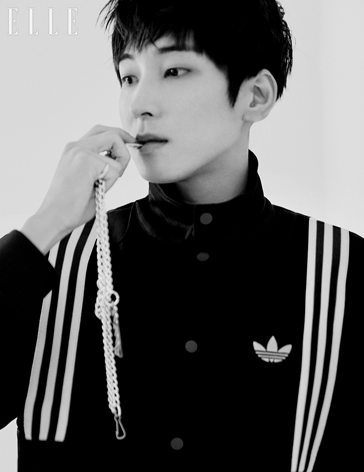 트랙 재킷은 Adidas Originals.