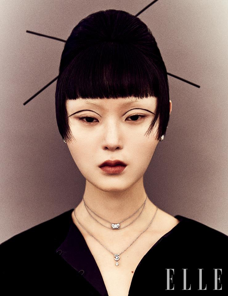 퀼팅 모티프 위에 다이아몬드가 세팅된 화이트골드 코코 크러쉬 네크리스, 숫자 5와 드롭 형태로 샤넬의 아이코닉한 향수를 표현한 이터널 N°5 네크리스, 다이아몬드가 세팅된 화이트골드 코코 크러쉬 이어링은 모두 Chanel Fine Jewelry.