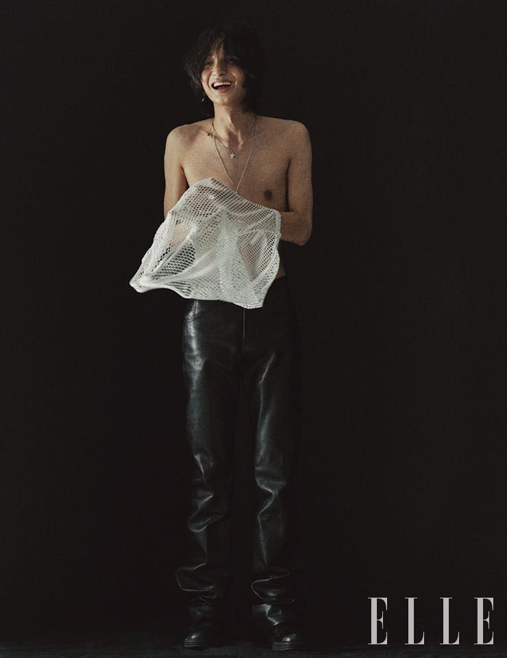 메시 톱과 가죽 팬츠는 가격 미정, 모두 Celine. 마름모꼴 펜던트 장식의 목걸이는 가격 미정, Saint Laurent by Anthony Vaccarello. 레이스업 슈즈는 가격 미정, Prada. 돌핀 모티프의 이어 커프는 22만원, 야자수 펜던트 네크리스는 가격 미정, 모두 Wooyoungmi. 