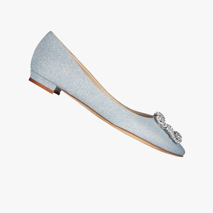 글리터 소재의 실버 컬러 슈즈는 1백50만원, Manolo Blahnik.