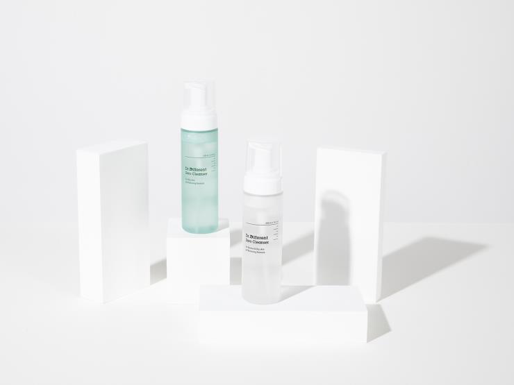 닥터 디퍼런트 제로 클렌저 - 중건성용에 세라마이드, 히알루론산 등 보습성분이 함유된 약산성 클렌저. 200mL 2만5천원(중건성용), 2만8천원(지성용).