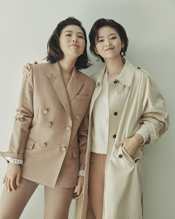 빈다은이 입은 스트라이프 팬츠 수트는 Ports 1961. 김소연이 입은 크림 컬러 트렌치코트는 Recto. 팬츠는 Zara. 