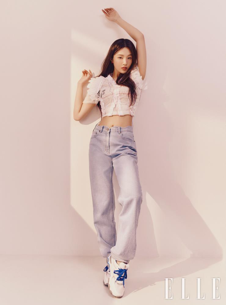 청키한 디자인과 다양한 컬러가 조화로운 ‘하이퍼액티브’ 스니커즈는 Hogan. 화이트 크롭트 톱은 Maison Margiela. 데님 팬츠는 Nancy Boo.