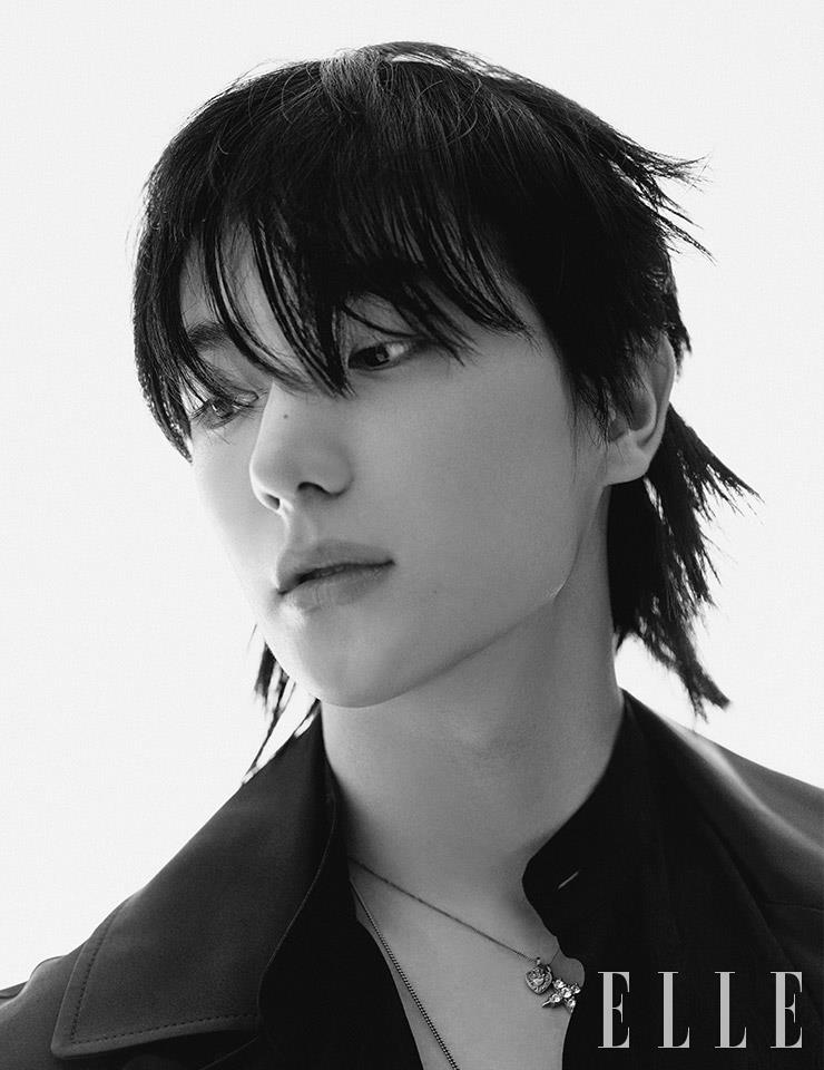 블랙 트렌치코트와 셔츠, 네크리스는 모두 Saint Laurent by Anthony Vaccarello.