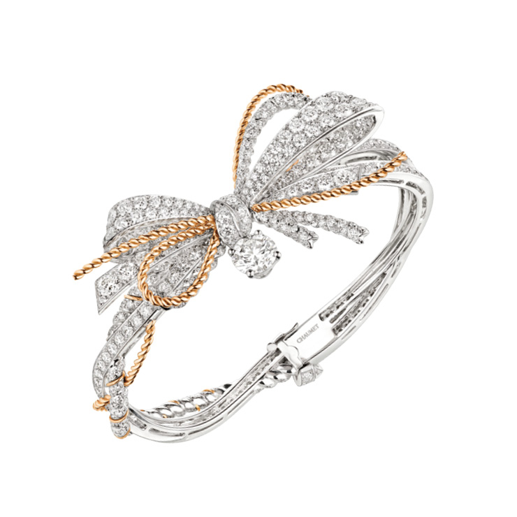 정교하게 매듭지은 리본을 재현한 브레이슬렛은 가격 미정, Chaumet.