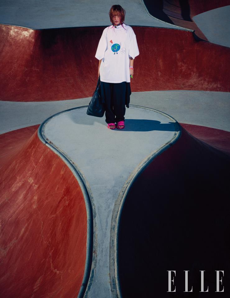 플랫 그라운드 티셔츠와 조거 팬츠, 뮬, 초커, 브레이슬렛, 링, 라지 사이즈 ‘소프트 빌 탑 핸들백’은 모두 Balenciaga.