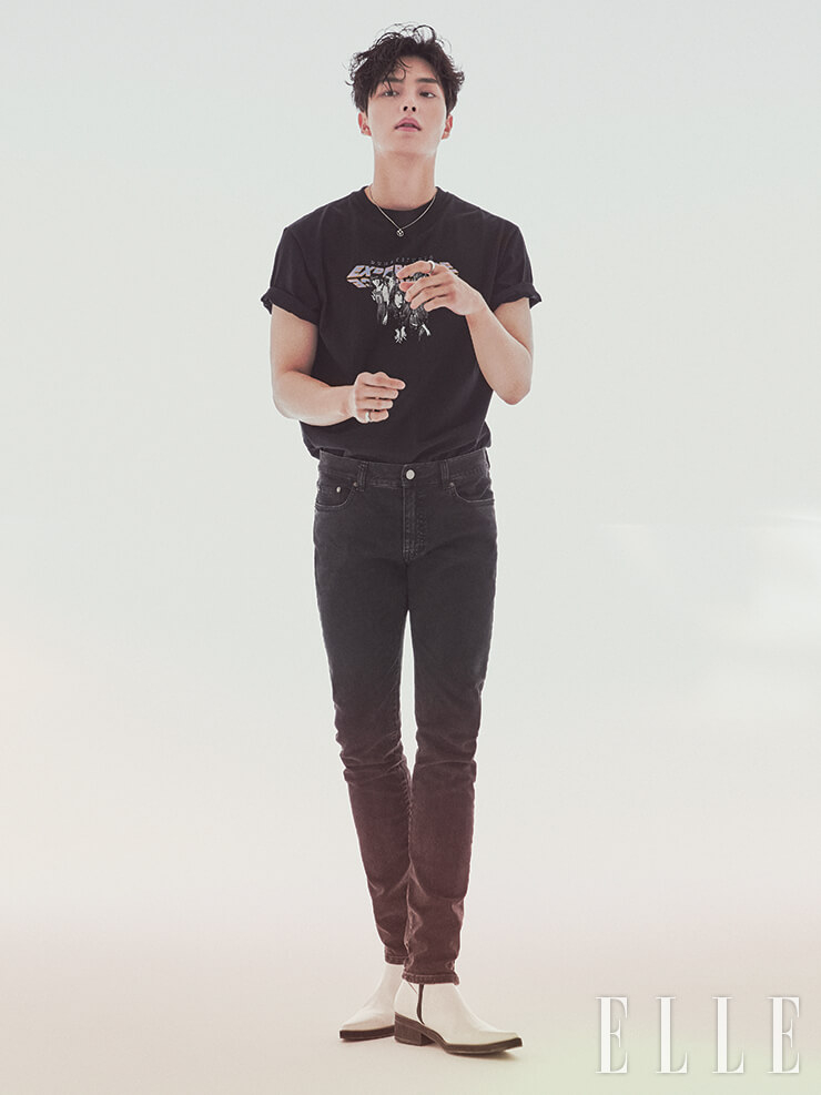 록 무드의 프린트 티셔츠는 Dunst. 베이식한 그레이 팬츠는 Acne Studios. 펜던트 목걸이는 Verutum. 반지는 모두 Portrait Report. 앵클부츠는 Ordinary People.