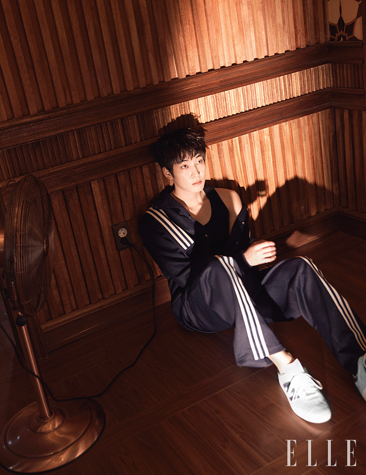 트랙 재킷과 팬츠, 스니커즈는 모두 Adidas Originals. 이너 톱은 Loewe.