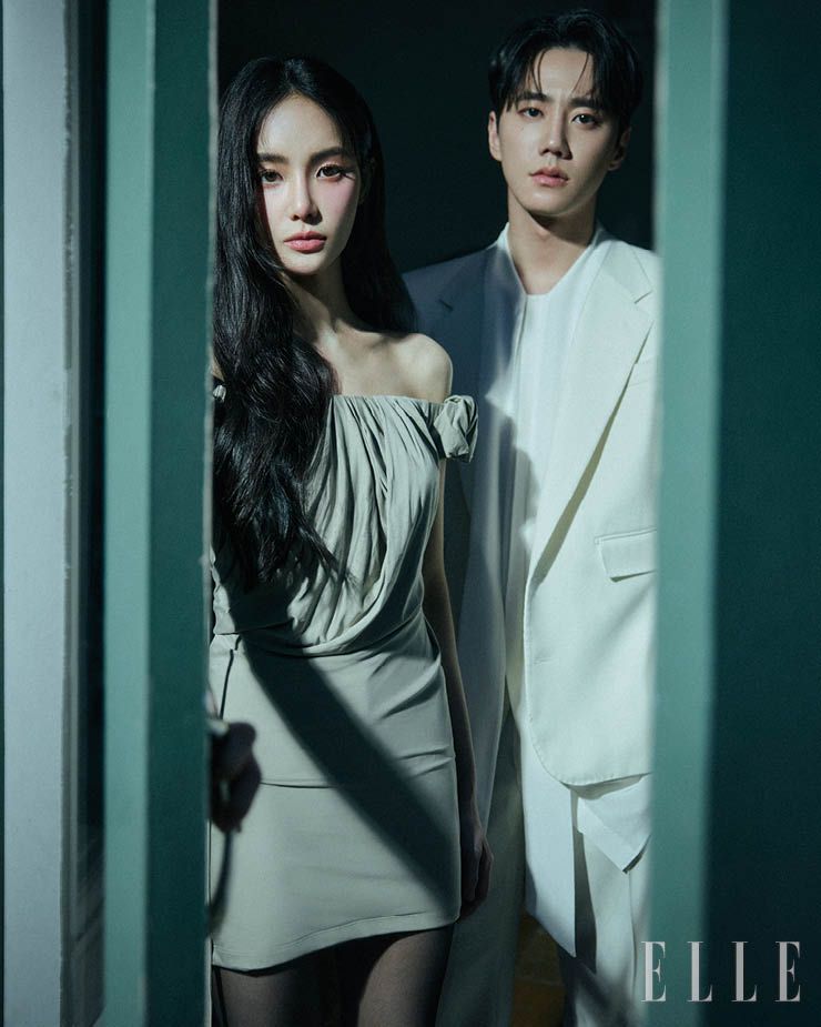  이준영이 입은 블라우스와 재킷, 팬츠는 모두  Dolce & Gabbana. 홍수주가 입은 오프숄더 드레스는 Jacquemus by Luisaviaroma.