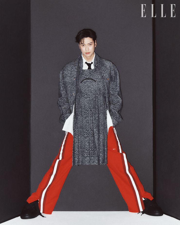 트위드 셔츠와 에이프런은 모두 Kozaburo by ver. 트랙 팬츠는 Commission. 스니커즈는 Marni. 셔츠와  타이는  모두  스타일리스트  소장품 .