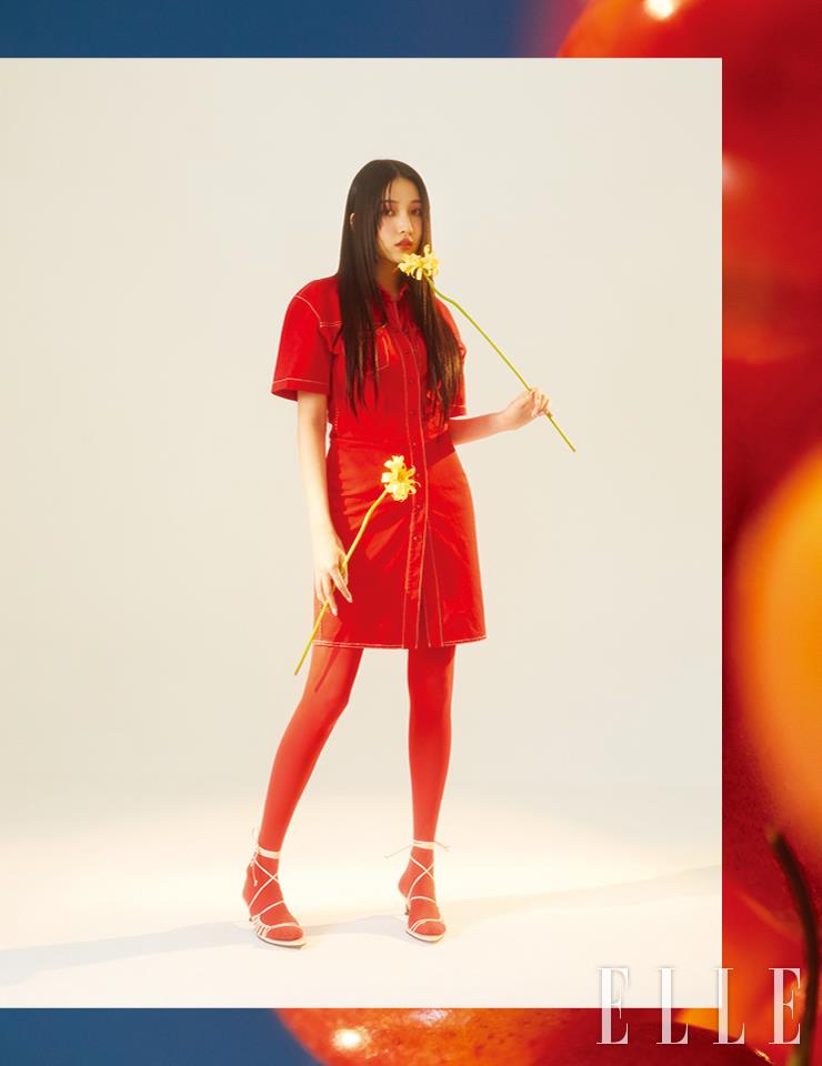 레드 셔츠 드레스는 Off-White&trade;. 화이트 스트랩 샌들은 Reike Nen. 