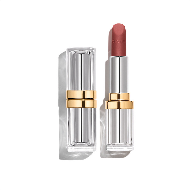 파리 깡봉가에 위치한 도서관의 가죽 제본 책을 떠올리게 하는 강렬한 로즈 우드 컬러의 ‘31 LE ROUGE’ 루쥬 로망.