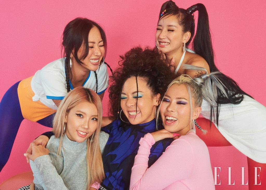 (왼쪽 위부터 시계 방향으로) 에이치원이 입은 티셔츠는 Instant Funk. 리안이 입은 홀터넥 원피스는 Graufeder. 가비가 입은 핑크 보디수트는 스타일리스트 소장품. 진주 네크리스는 Endlesswknd. 피넛이 입은 패턴 니트 톱은 Stella McCartney. 시미즈가 입은 글리터 크롭트 톱은 Alexsanderwang. 