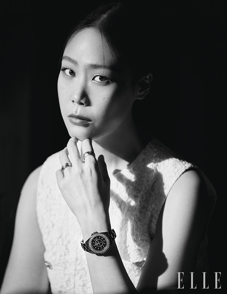 50m 방수 기능이 있는 33mm J12 워치는 Chanel Watches. 퀼팅 디테일의 옐로골드 코코 크러쉬 링과 18K 옐로골드 코코 크러쉬 미니 링, 베이지골드 코코 크러쉬 미니 링은 모두 Chanel Fine Jewelry. 