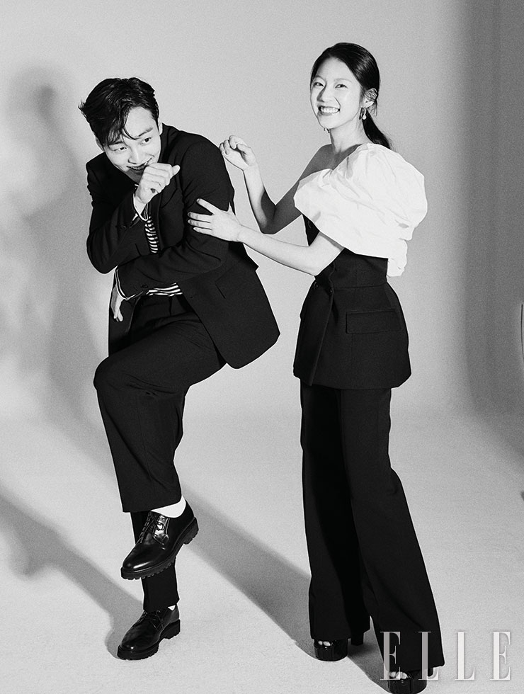 김민재가 입은 블랙 수트는 System Homme. 스트라이프 티셔츠는 스타일리스트 소장품. 슈즈는 Bananafit. 공승연이 입은 원 오프숄더 톱과 뷔스티에, 테일러드 팬츠, 오픈 토 슈즈는 모두 Givenchy. 