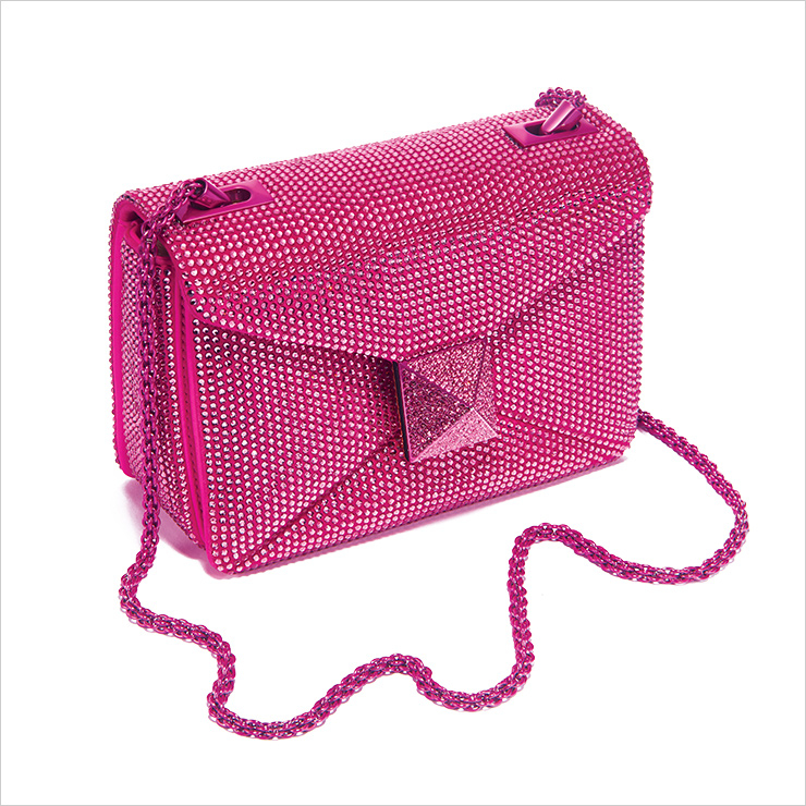 라인스톤 디테일의 체인 숄더백은 7백30만원, Valentino Garavani.