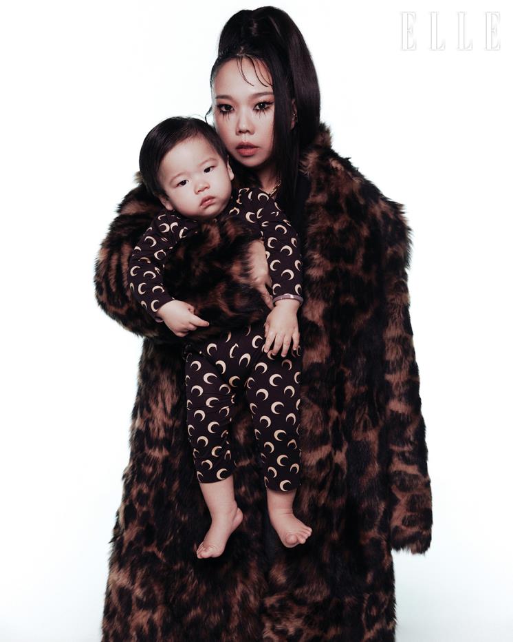 현희가 입은 레오퍼드 패턴의 에코 퍼 코트는 Ferragamo. 네크리스와 이어 커프는 모두 Portrait Report. 준범이 입은 베이비 올오버는 Marine Serre.