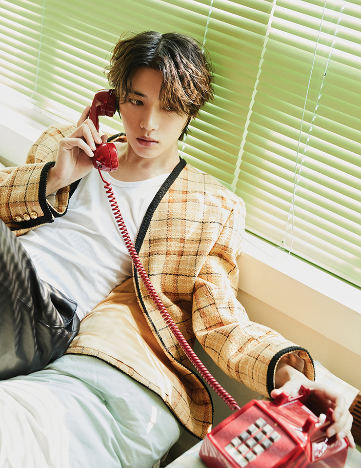 재킷과 팬츠는 모두 Gucci. 슬리브리스 톱과 링은 모두 스타일리스트 소장품.