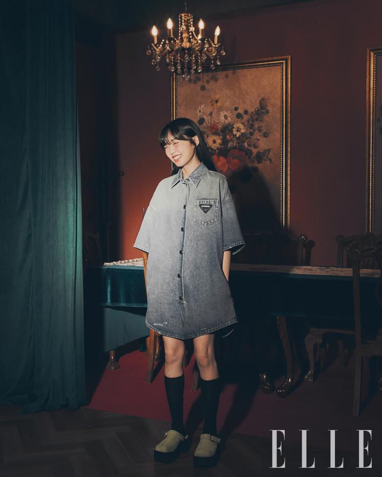 데님 점프 수트와 니삭스는 Prada. 슈즈는 Margesherwood.
