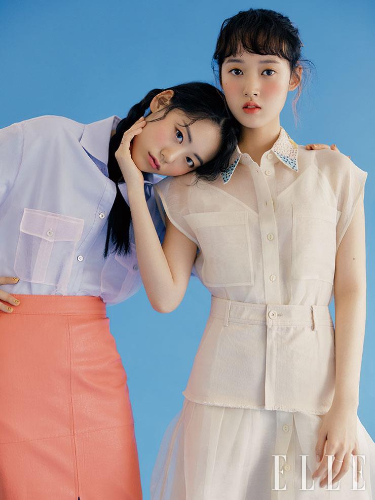 루아가 입은 스카이블루 백과 시스루 포켓 셔츠, 버건디 레더 스커트는 모두 System. 세이가 입은 레몬빛 시스루 드레스는 & Other Stories. 크림 컬러의 데님 스커트 벨트는 Labeless.